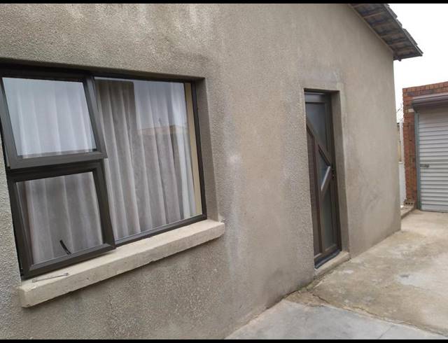 2 BEDROOM HOUSE FOR SALE IN MEADOWLANDS ZONE 1